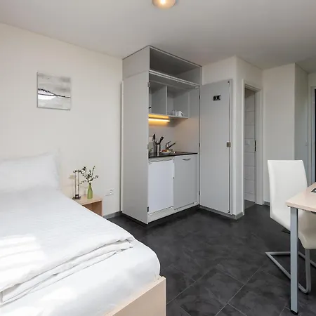 Hotel Garni Roessli - Velofreundlich - Free Parking 3*