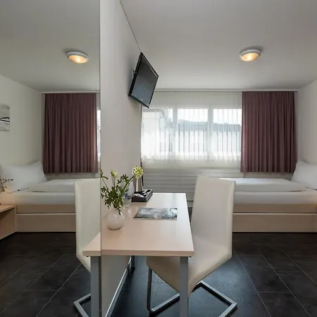 Hotel Garni Roessli - Velofreundlich - Free Parking 3*